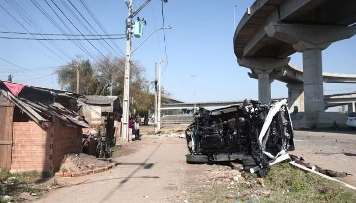 Foto: Jonathan Heckler/Agência RBS Caminhão-cegonha tomba e carro cai de ponte em Porto Alegre